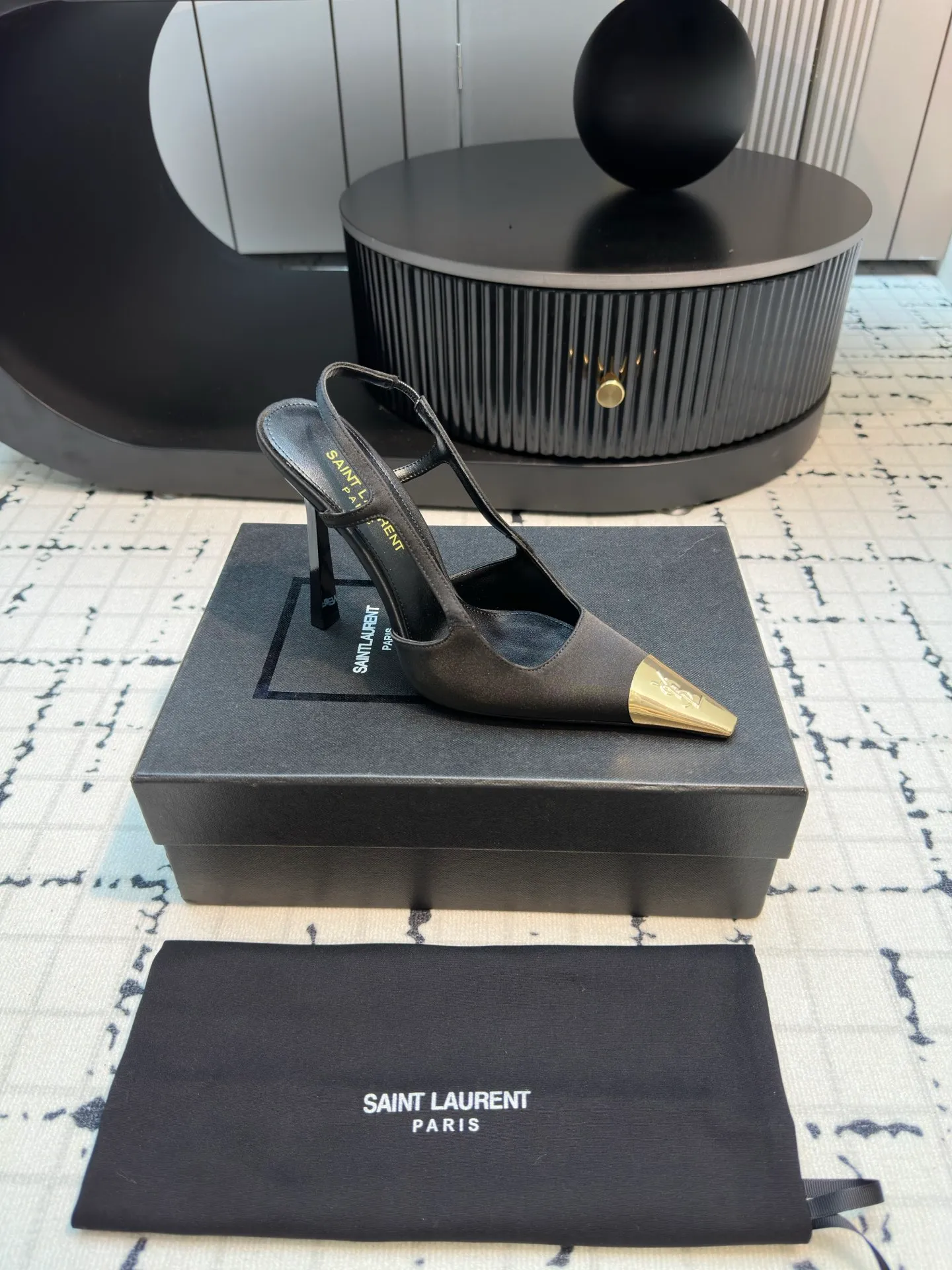 👟👟Ex-factory price 560👟👟 laurent 2025 spring and summer new YSL small gold-toed high heels, very stable on the foot, super heeling, feel free to buy! The heel is custom-made from a new mold. It is an exclusive heel. The height is the same as the original one to distinguish various incorrect versions! High-end sexy, ysl still understands women best❤️ Upper: Silk Lining: Sheepskin Sole: Italian genuine leather outsole Size: 35/40 (40 is custom-made and cannot be returned or exchanged)